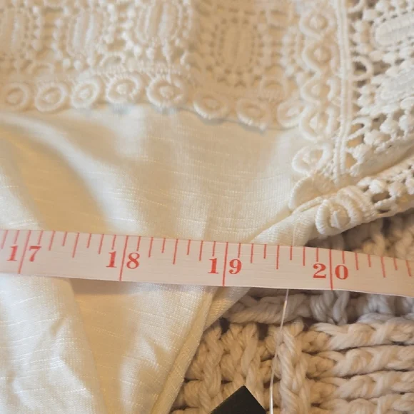 Elegant Women's Blouse with Lace Detail in Cream - Picture 5 of 7